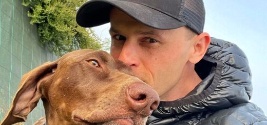 A US woman is teaming up with a champion dog racer to rescue dogs from Ukraine